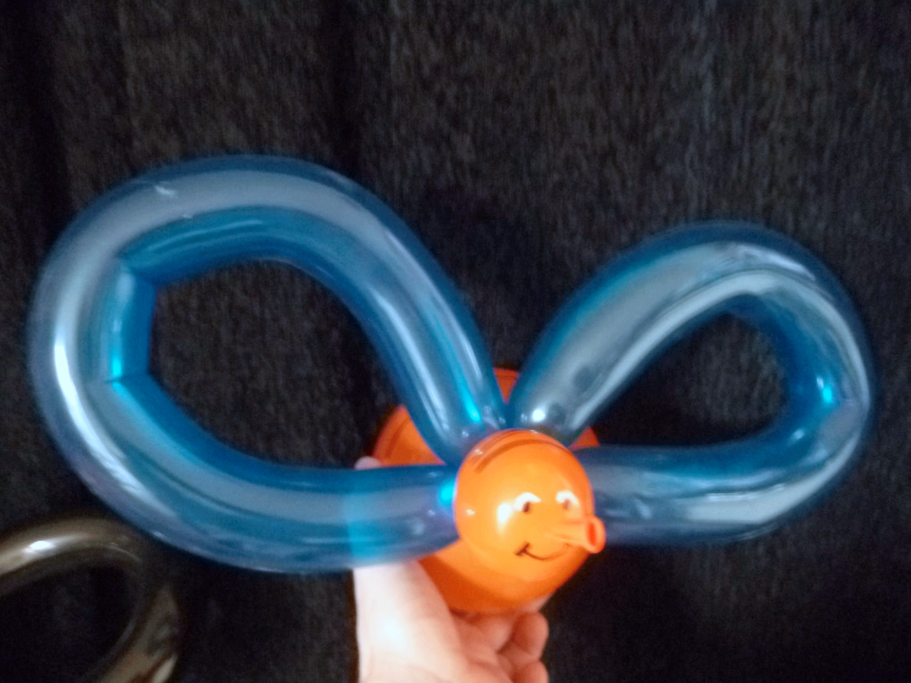 Maya l'abeille sculpture ballon Maya l'abeille sculpture ballon