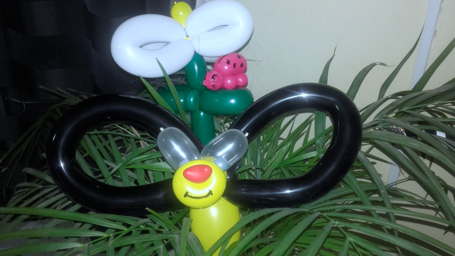 Maya l'abeille sculpture ballon Maya l'abeille sculpture ballon